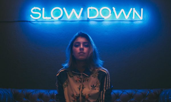 Slow Down/Luz Neón