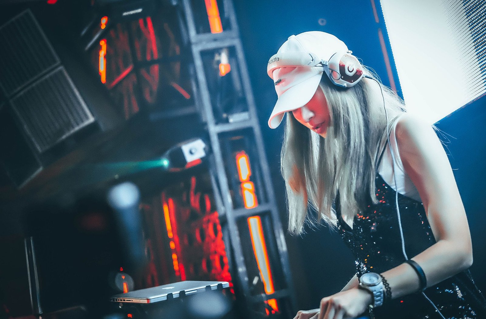 DJ