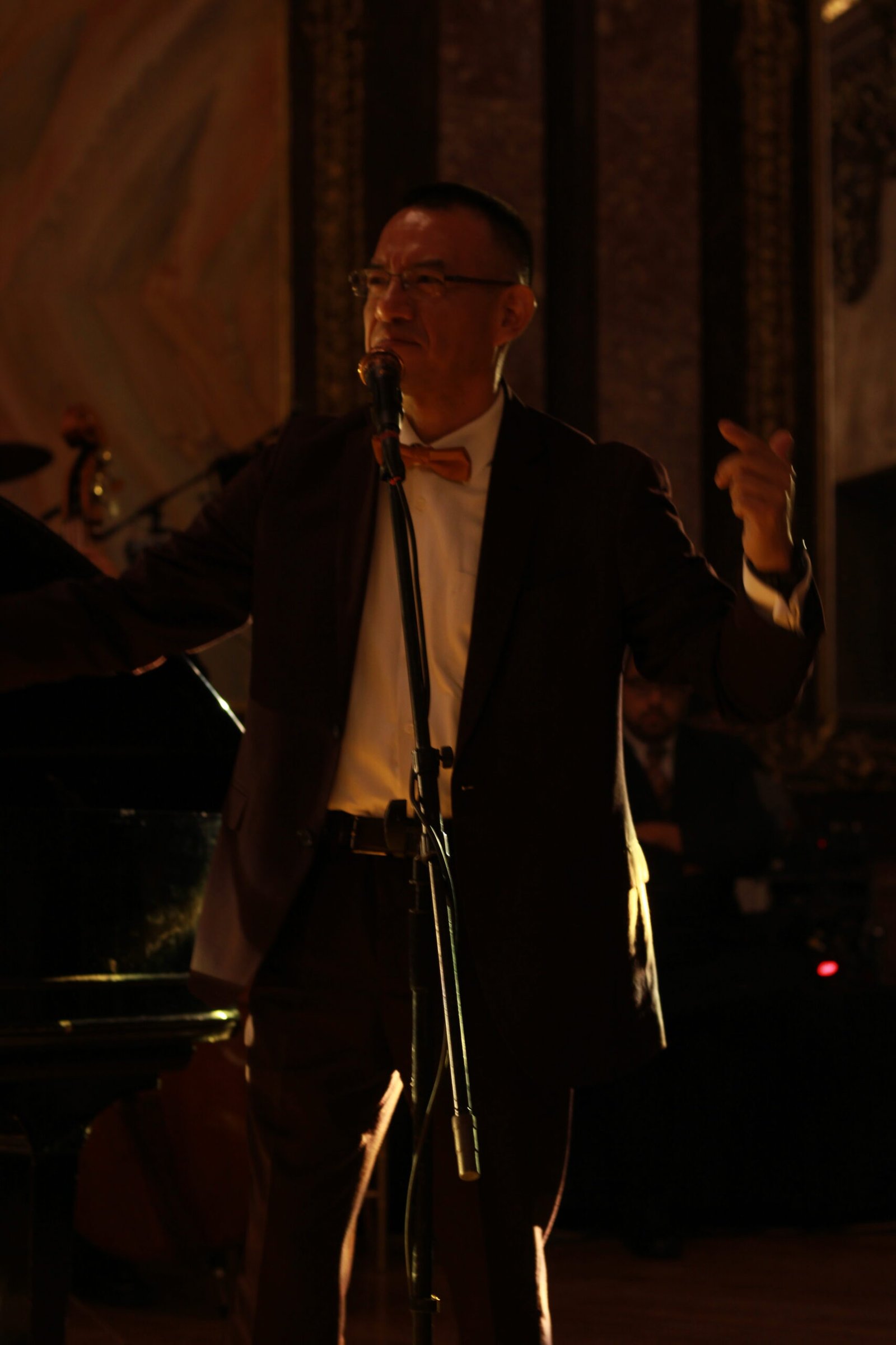 Endo Rivera durante una presentación elegante